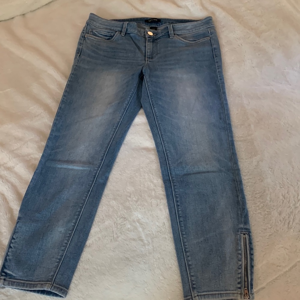 WHBM skinny crop distressed jeans size 8 with cute zipper on ankle